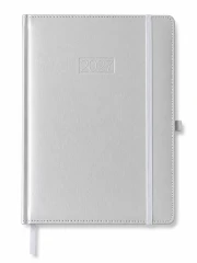 KALENDARZ KSIĄŻKOWY DZIENNY ELEGANCE K‑A4DE LUX METALIC – SREBRNY (210 × 285 MM)